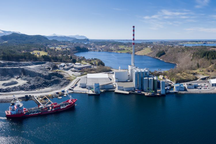 Skretting skal gjenopprette en ubrukt produksjonslinje på den norske fôrfabrikken som ligger på Averøy utenfor Kristiansund.