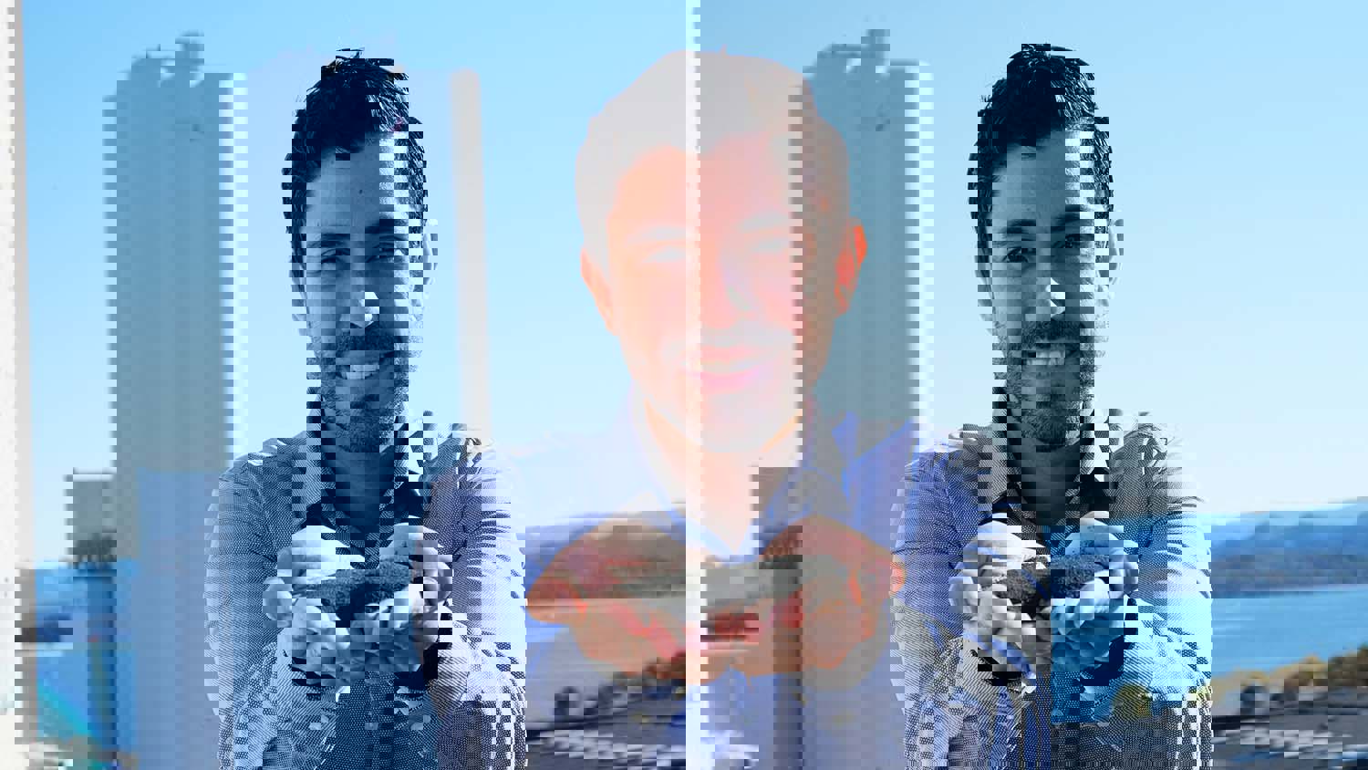 Leiner Lachen in front of Skretting silo