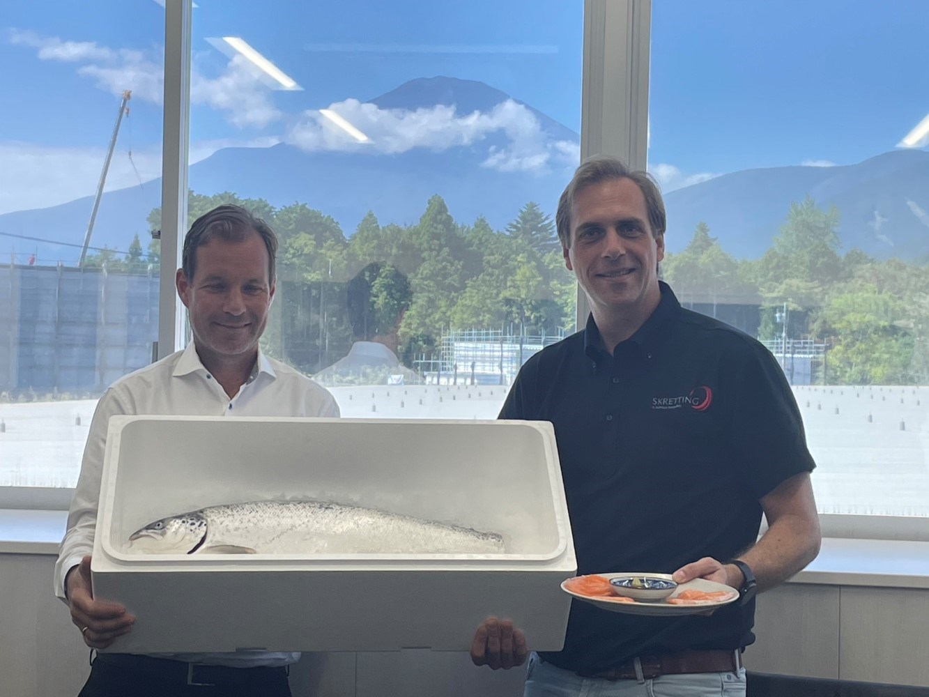 Joachim Nielsen, CEO of Proximar and Bastiaan van Tilburg, CEO of Skretting, posing together with Mt Fuji in the background