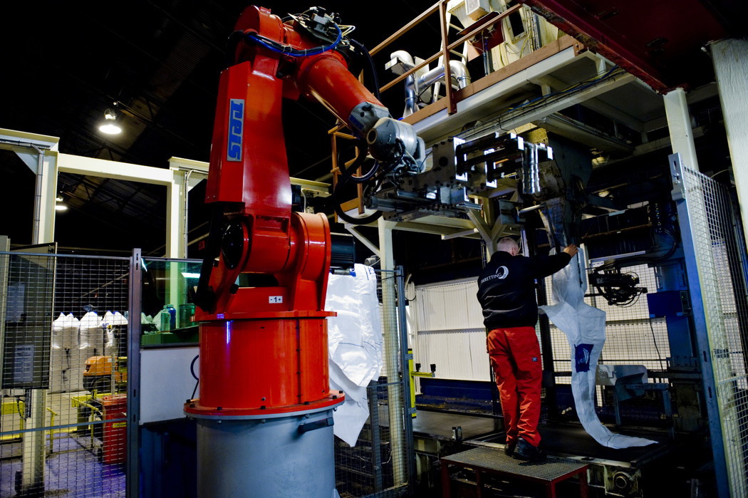 Feed bagging at Skretting factory